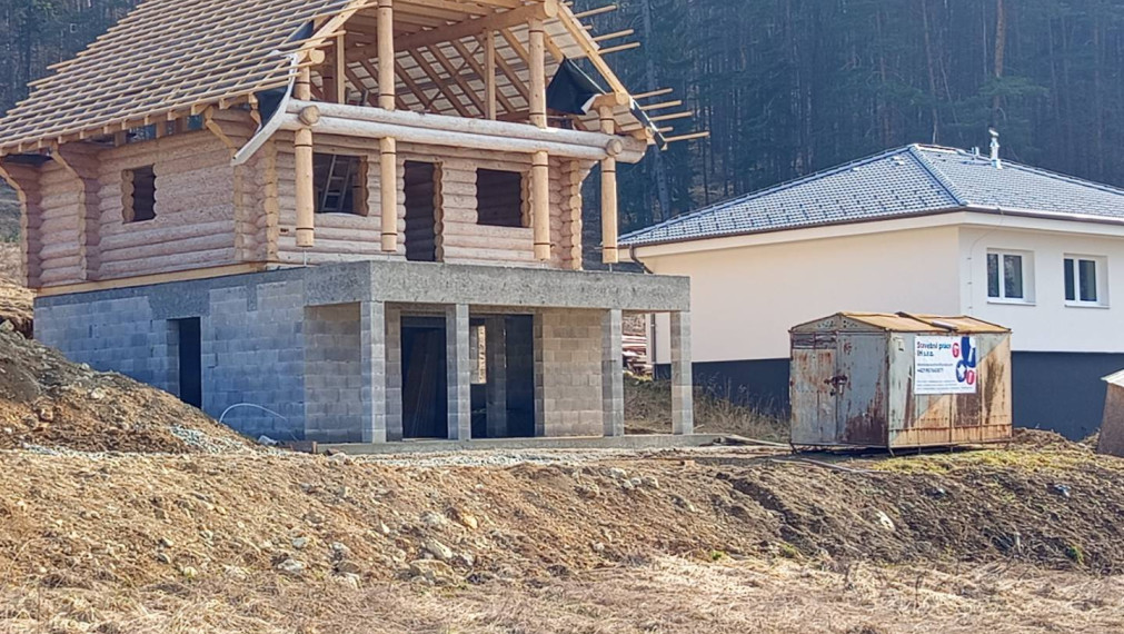NA PREDAJ - Necpaly - Zrubový dom (hrubá stavba) 