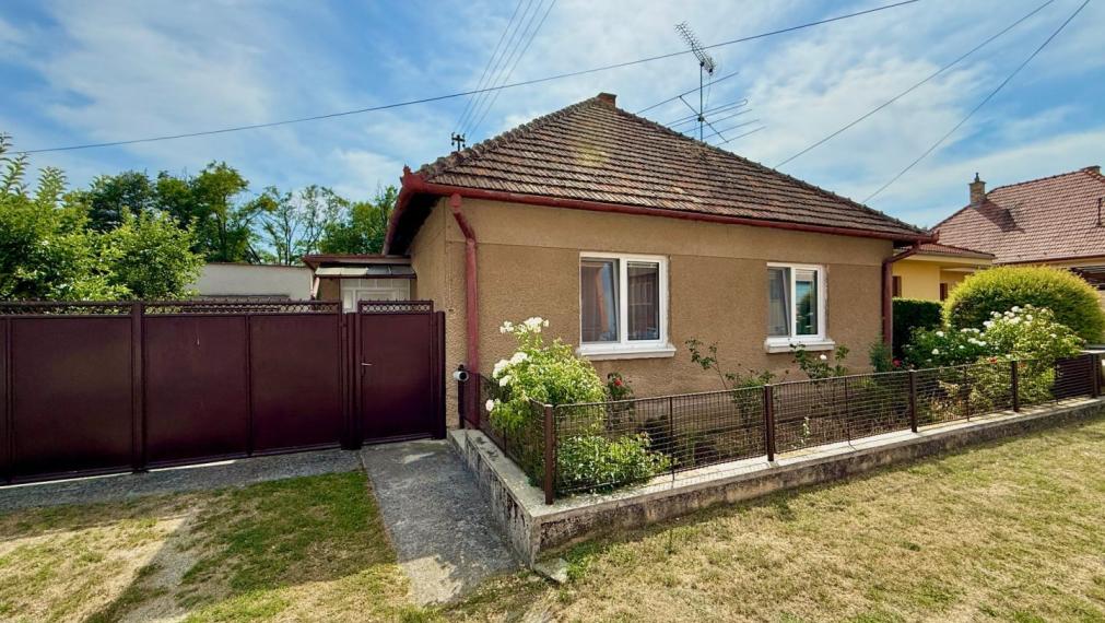 NA PREDAJ -  4 izbový rodinný dom URMINCE, okr. Topoľčany