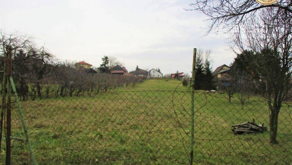 NITRIANSKE HRNČIAROVCE pozemok 1833m2, okr. Nitra