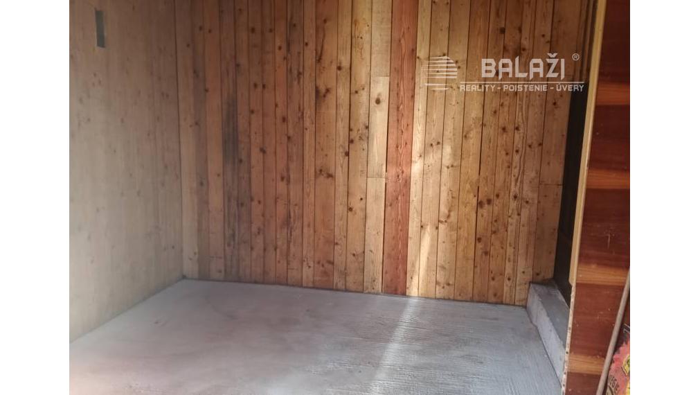 TUŽINA okres Prievidza - CHATA s terasou a garážou 