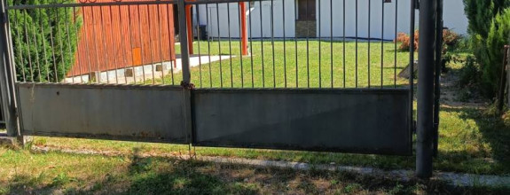 TUŽINA okres Prievidza - stavebný pozemok 301m2 s malou chatkou