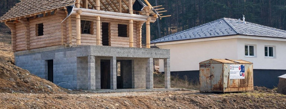 NA PREDAJ - Necpaly - Zrubový dom (hrubá stavba) 