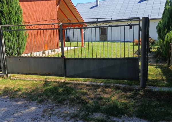 TUŽINA okres Prievidza - stavebný pozemok 301m2 s malou chatkou